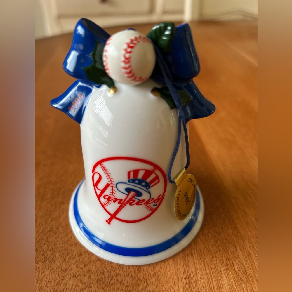 New York Yankees 2004 Ceramic Bell with Hanging Santa
